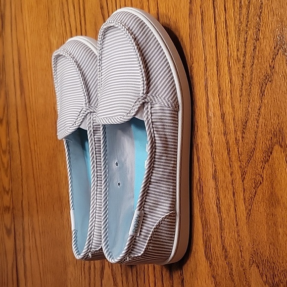 Roxy - Picture 2 of 4